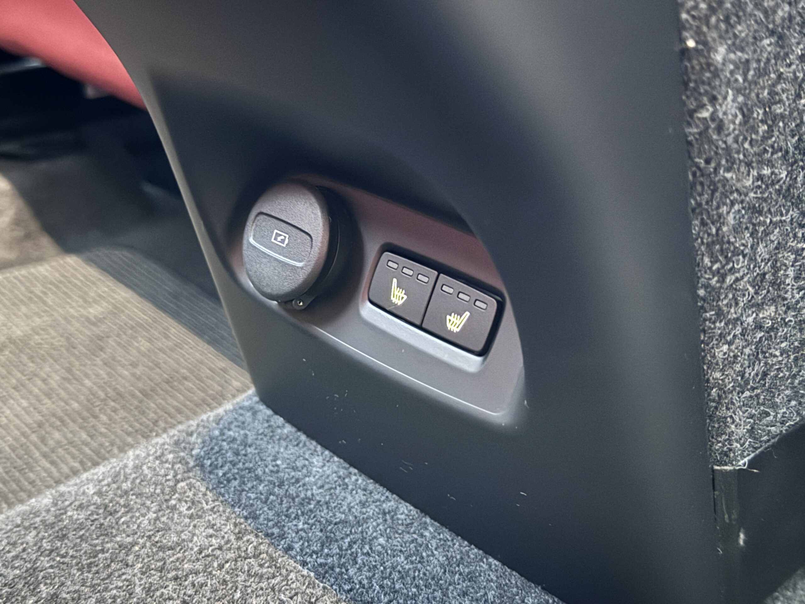 掲載車両のシート調整などのスイッチ